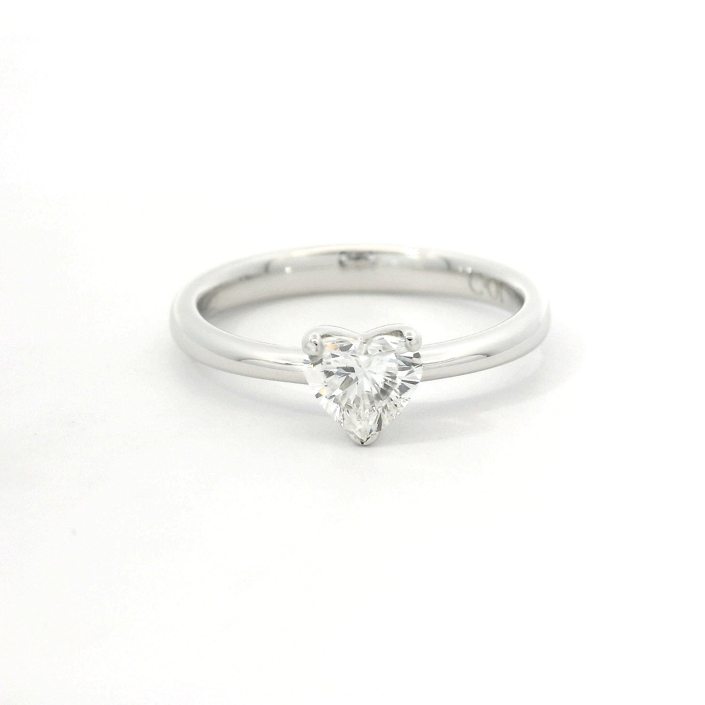 Solitario in oro bianco con diamante lab-grown taglio cuore, 0,50 carati.