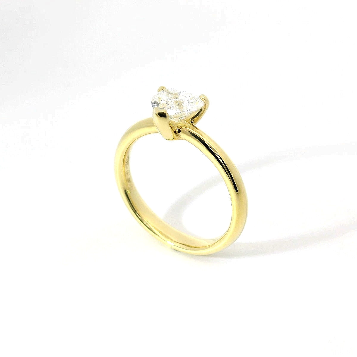 Solitario in oro giallo con diamante lab-grown taglio cuore, 1,00 carati.