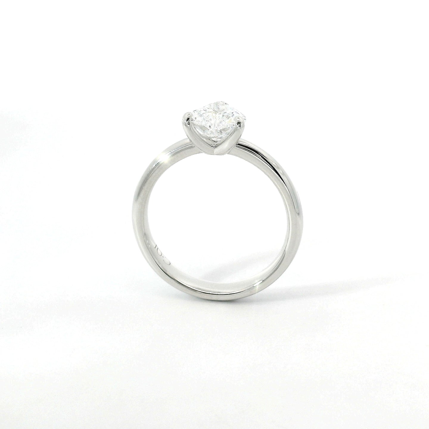 Solitario in oro bianco con diamante lab-grown taglio cuore, 1,02 carati.