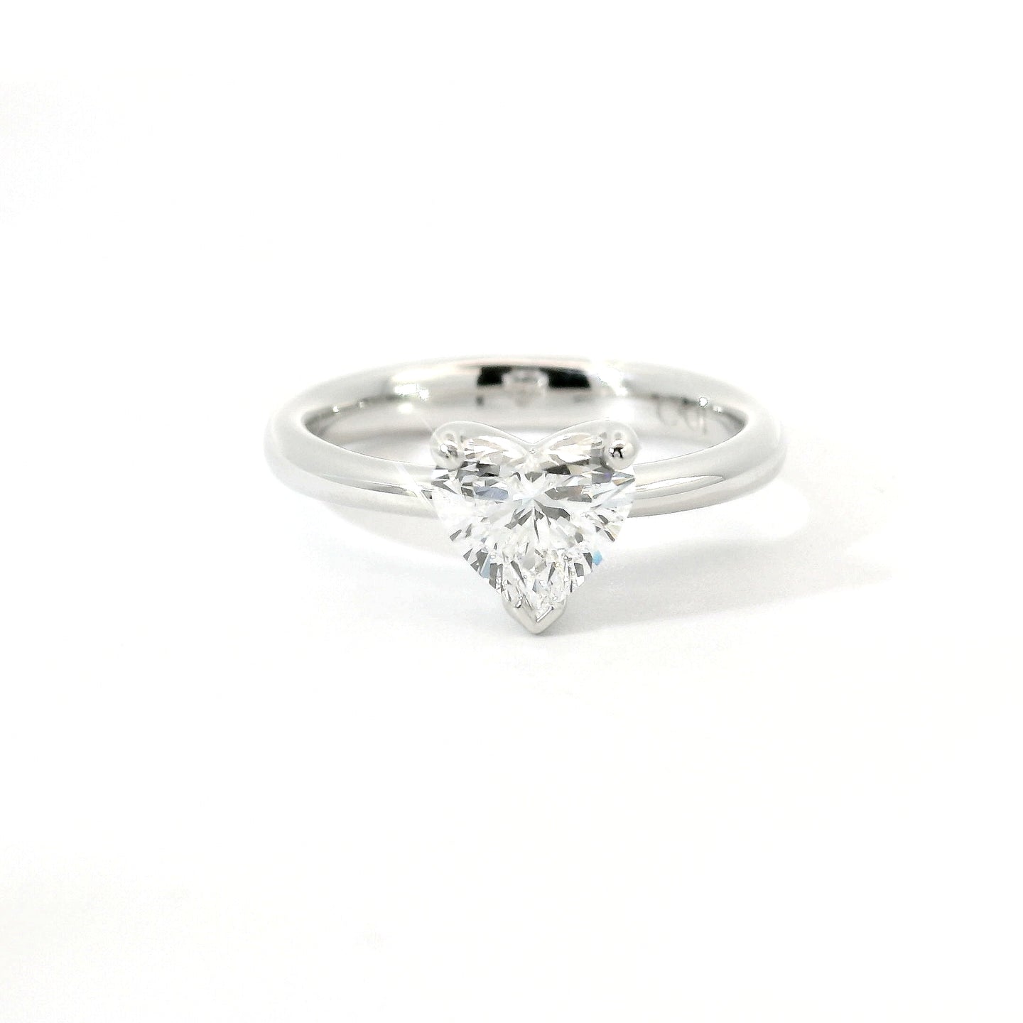 Solitario in oro bianco con diamante lab-grown taglio cuore, 1,02 carati.