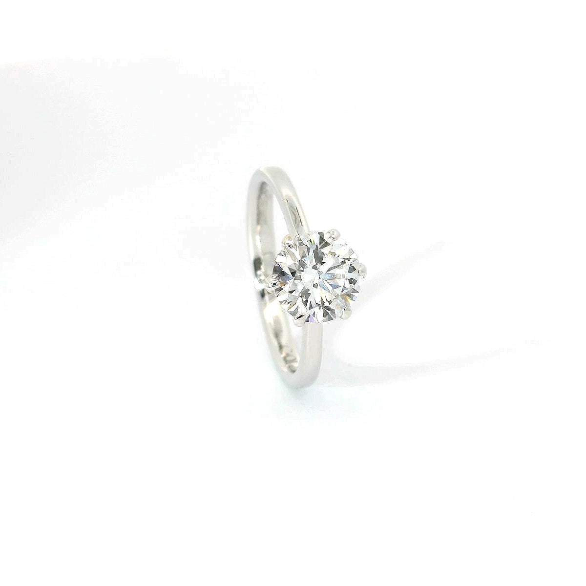 Solitario in oro bianco con diamante lab-grown taglio brillante, 1,33 carati.