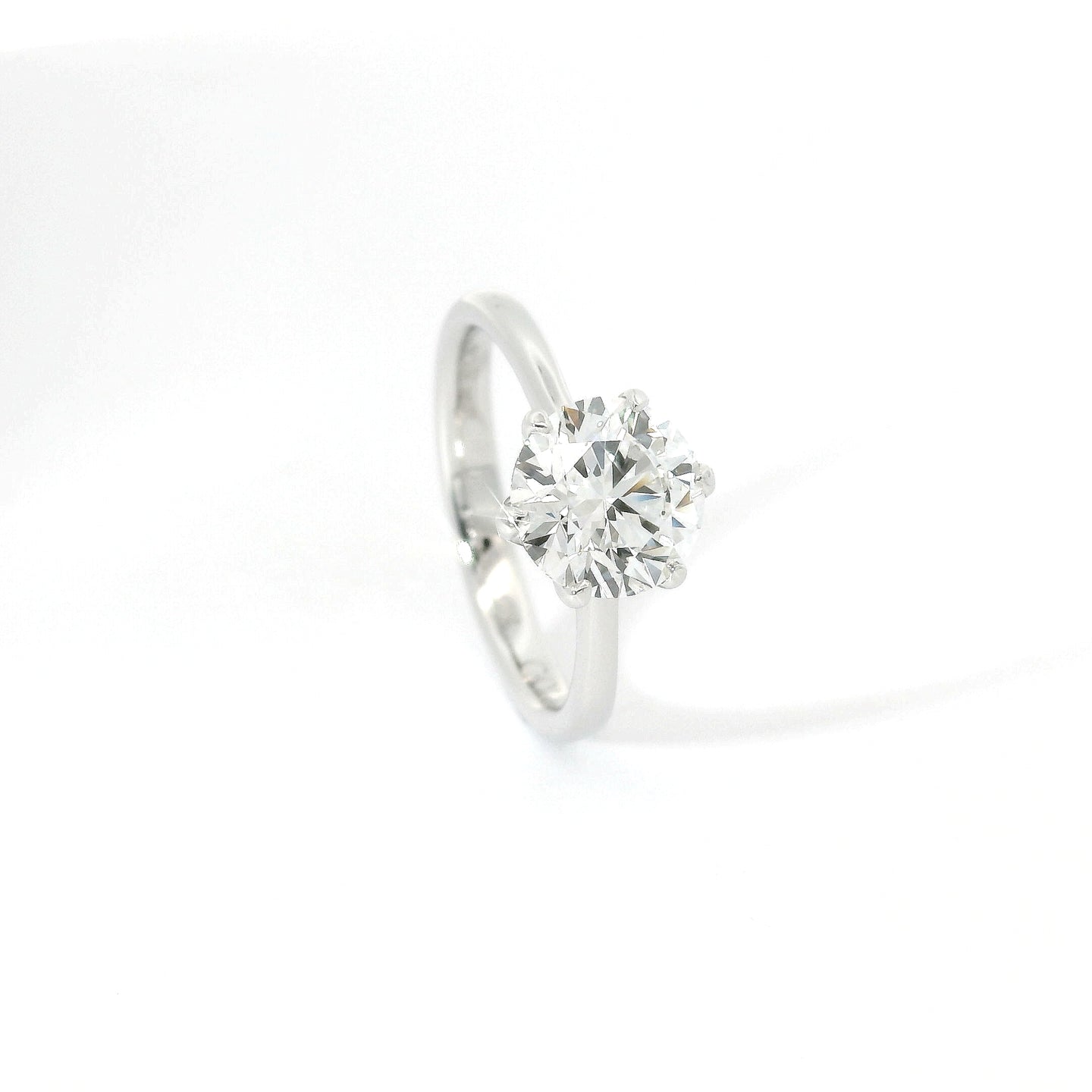 Solitaire in white gold with brilliant-cut lab-grown diamond, 1.80 carats.