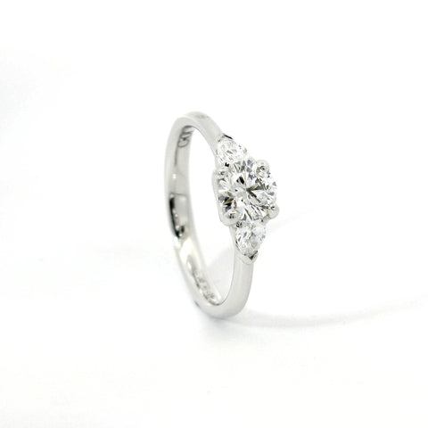 Trilogy in oro bianco con diamante centrale lab-grown taglio brillante e 2 diamanti lab-grown a goccia sul gambo, 0,70 carati.