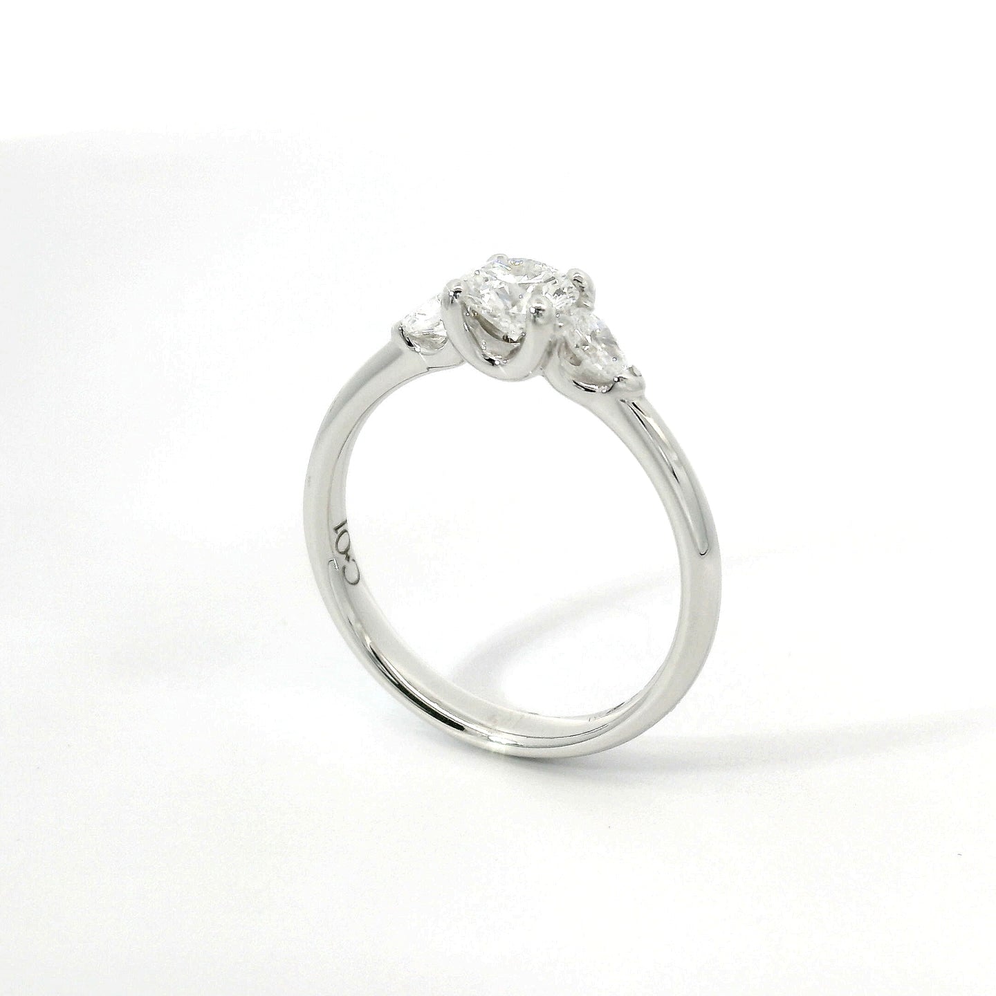 Trilogy in oro bianco con diamante centrale lab-grown taglio brillante e 2 diamanti lab-grown a goccia sul gambo, 0,70 carati.