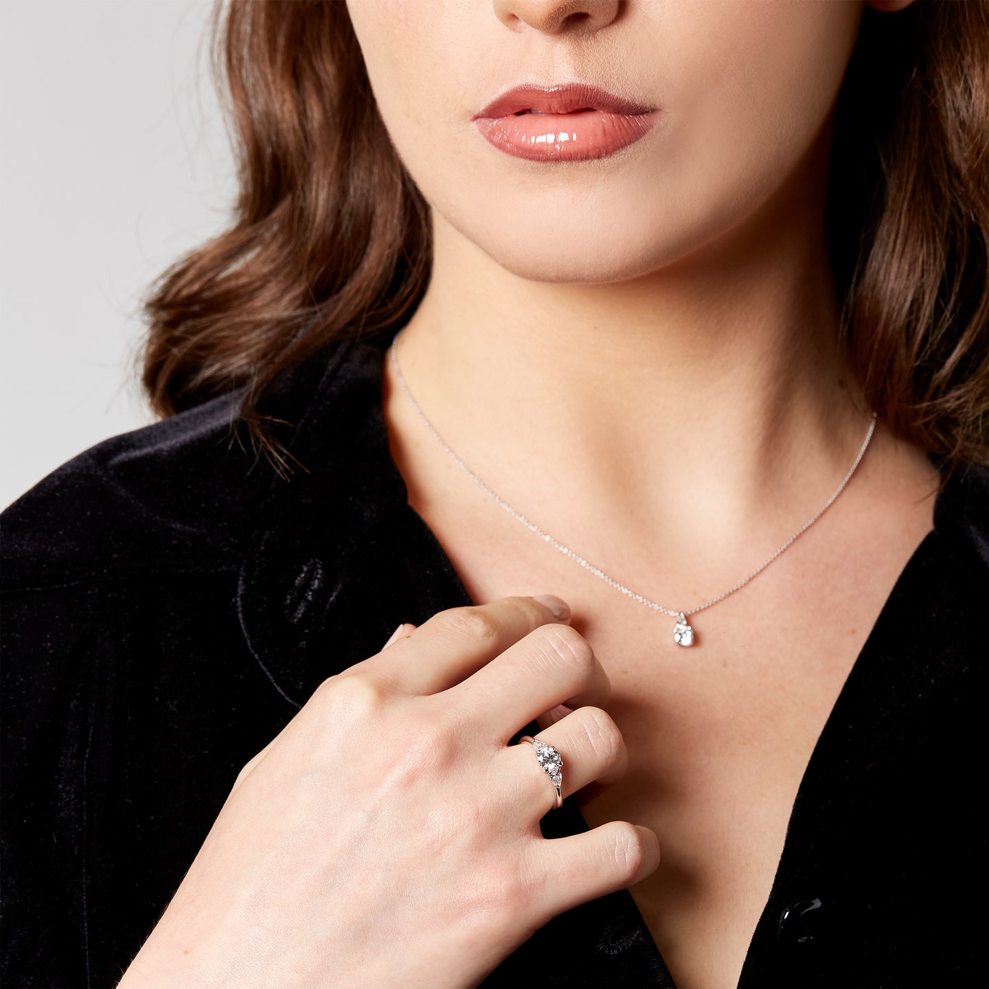 Trilogy in oro bianco con diamante centrale lab-grown taglio brillante e 2 diamanti lab-grown a goccia sul gambo, 1,02 carati.