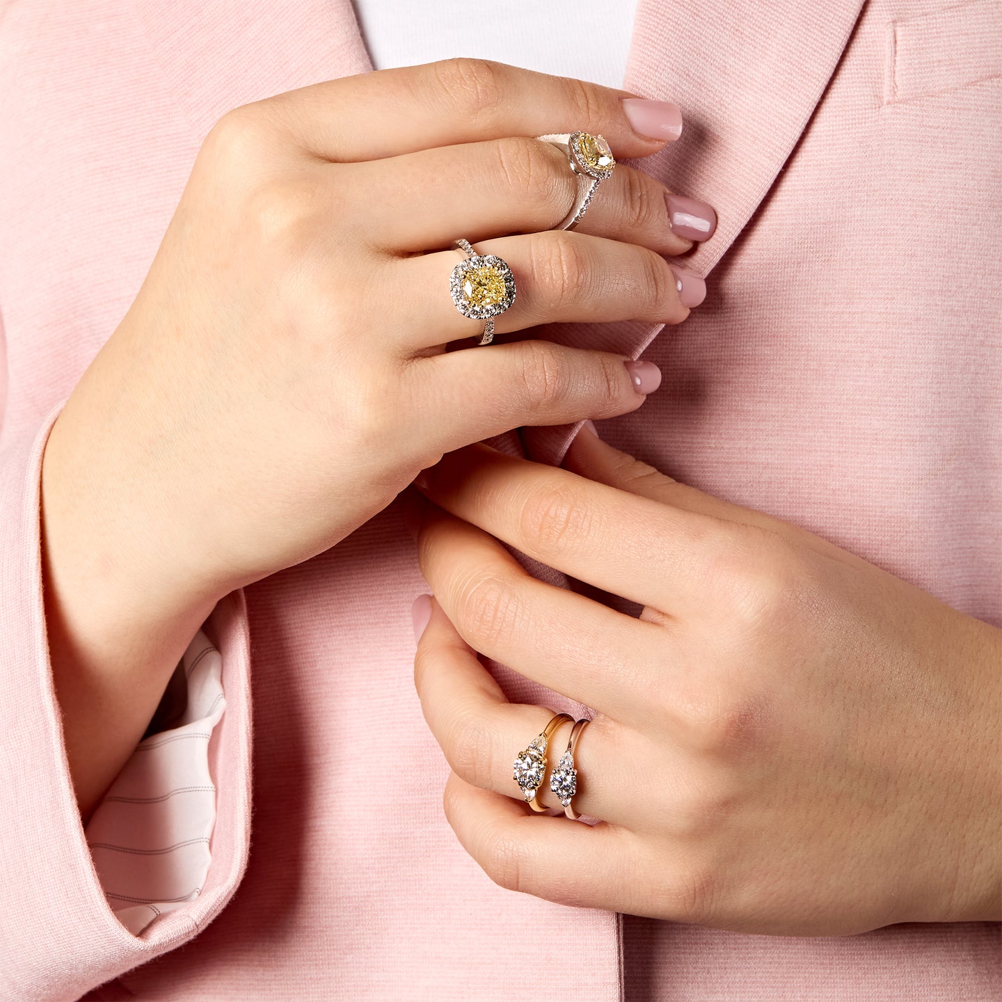 Trilogy in oro bianco con diamante centrale lab-grown taglio brillante e 2 diamanti lab-grown a goccia sul gambo, 0,70 carati.