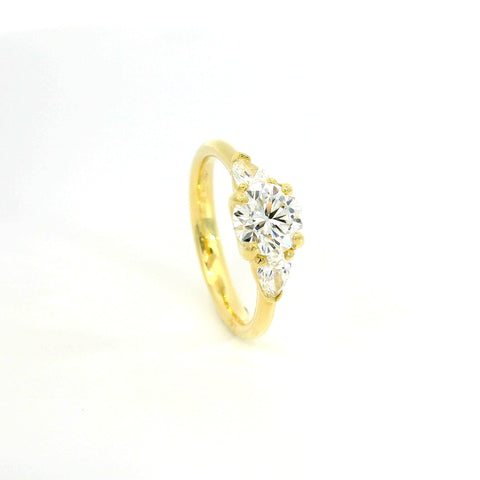 Trilogy in oro giallo con diamante centrale lab-grown taglio brillante e 2 diamanti taglio goccia, 1,40 carati.