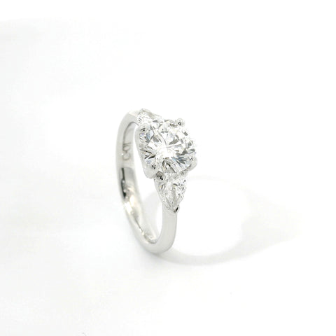 Trilogy in oro bianco con diamante centrale lab-grown taglio brillante e 2 diamanti lab-grown a goccia sul gambo, 2,10 carati.