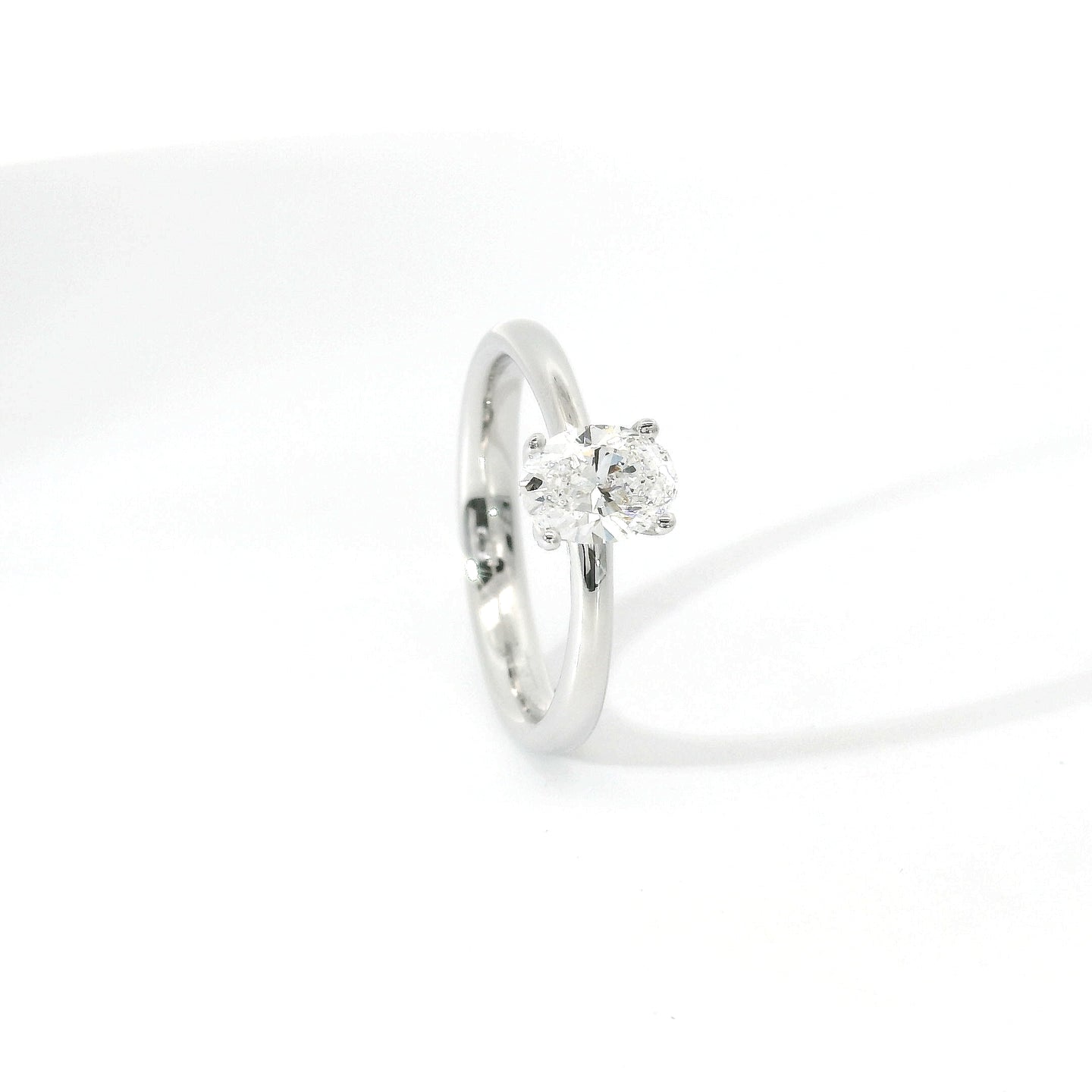 Solitario in oro bianco con diamante lab-grown taglio ovale, 0,71 carati.