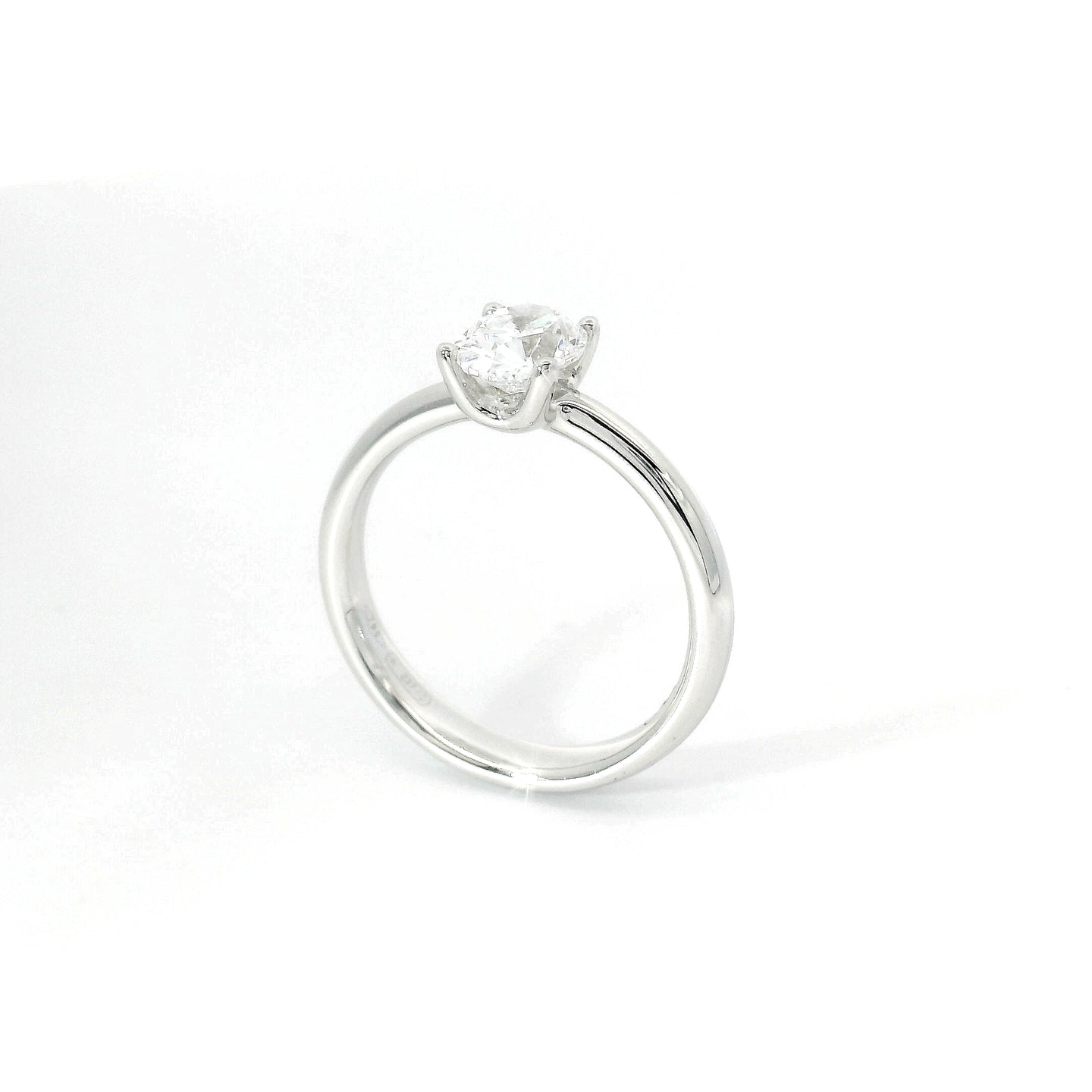 Solitario in oro bianco con diamante lab-grown taglio ovale, 1,00 carati.