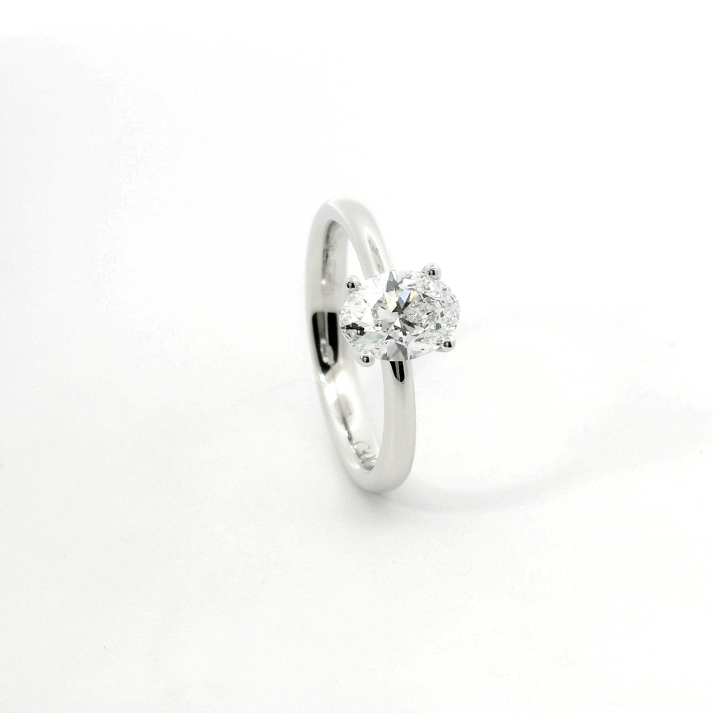 Solitario in oro bianco con diamante lab-grown taglio ovale, 1,00 carati.