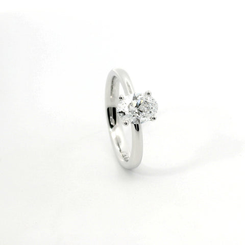 Solitaire in white gold with oval cut lab-grown diamond, 1.00 carats.