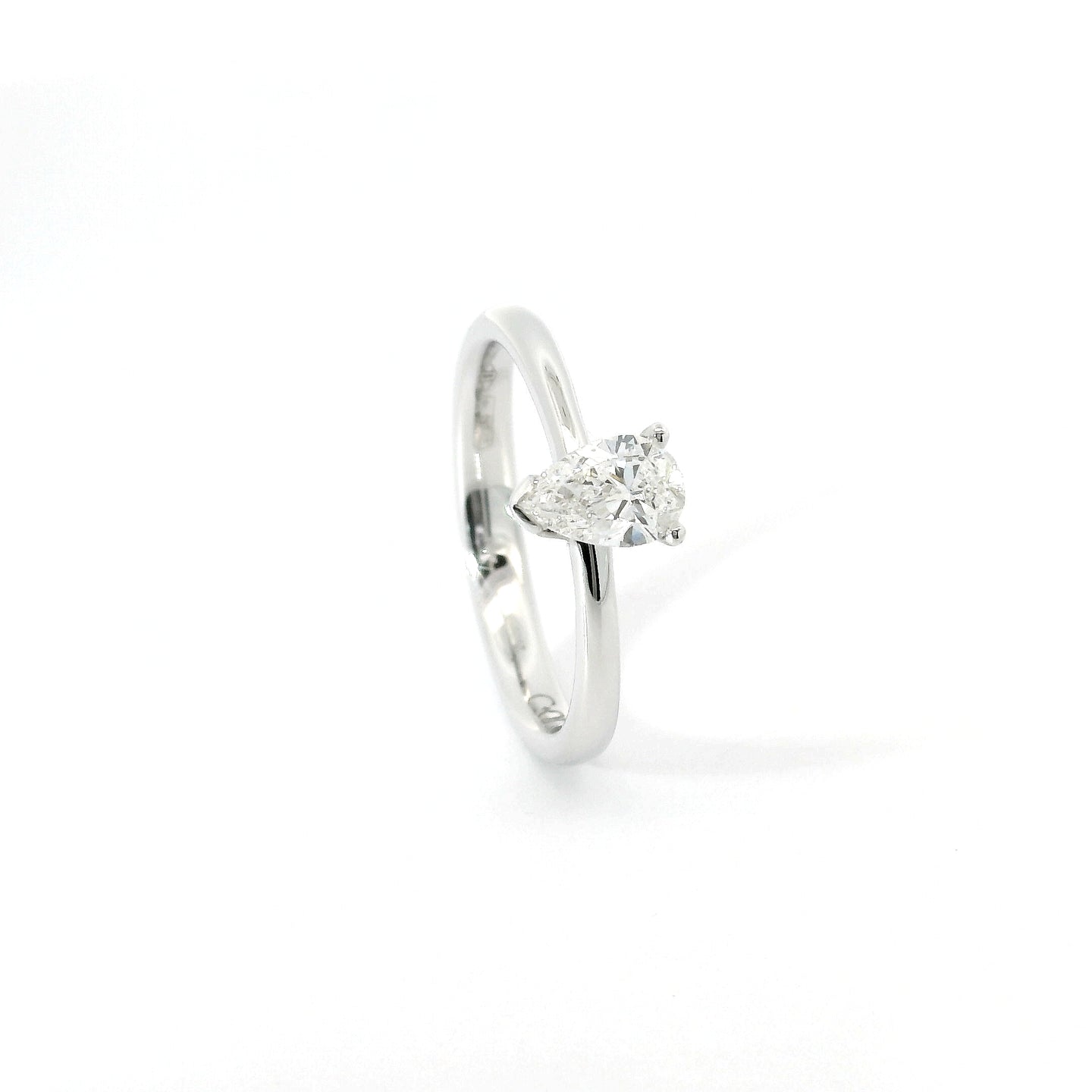 Solitaire in white gold with a drop-cut lab-grown diamond, 0.51 carats.