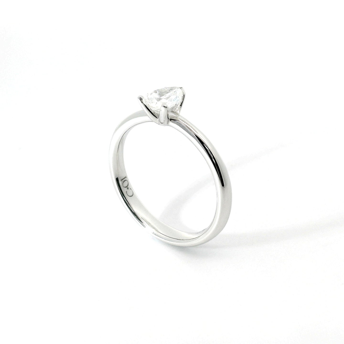 Solitaire in white gold with a drop-cut lab-grown diamond, 0.51 carats.