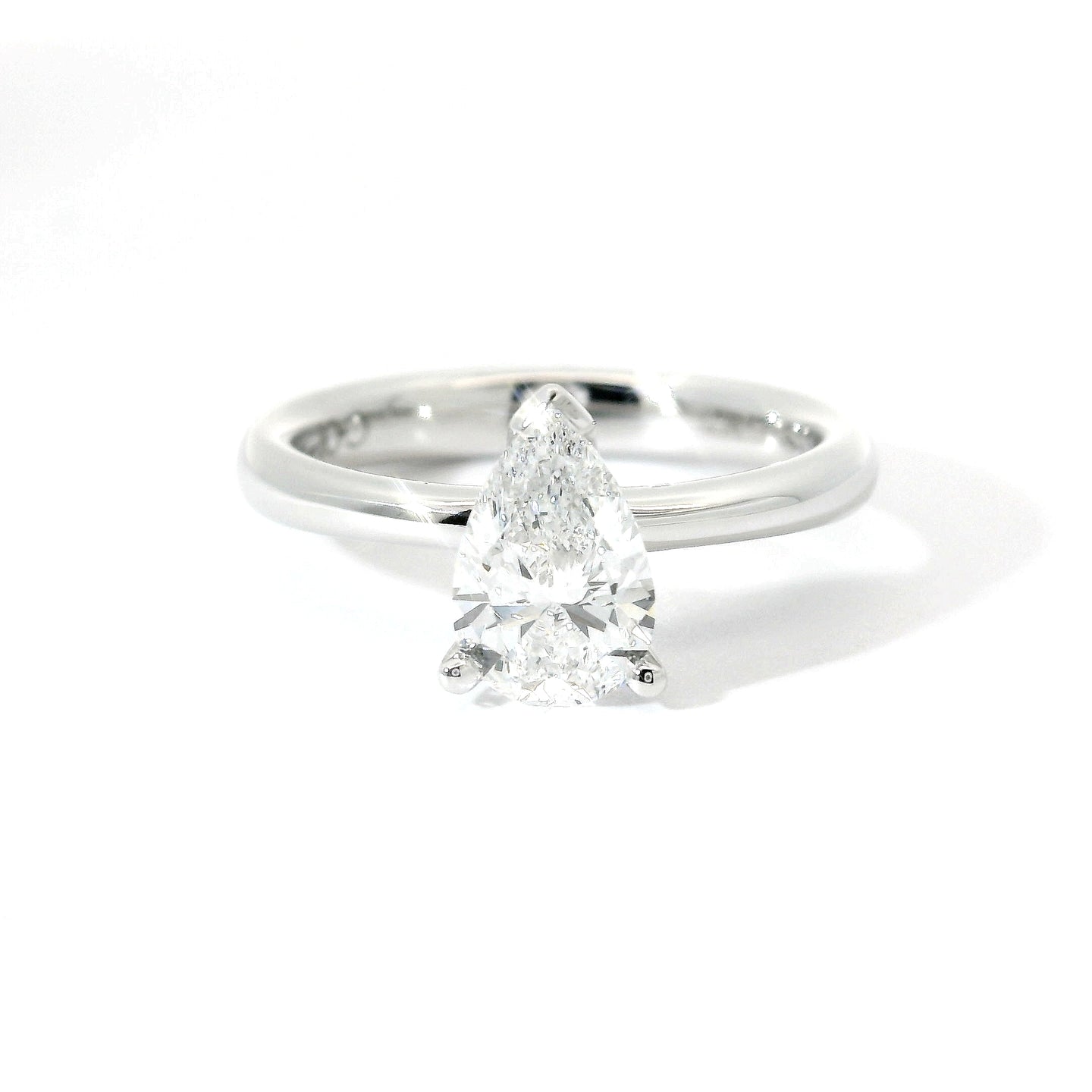 Solitario in oro bianco con diamante lab-grown taglio goccia, 1,00 carati.