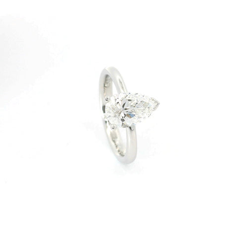 Solitario in oro bianco con diamante lab-grown taglio goccia, 1,54 carati.