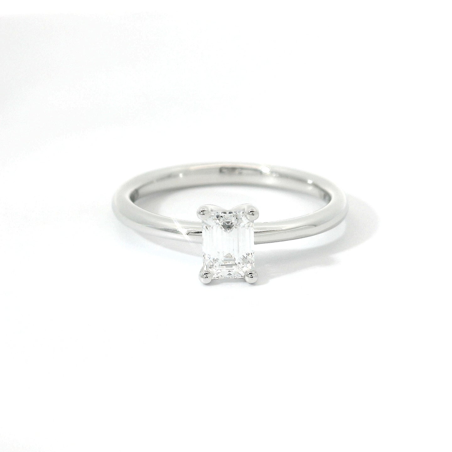 Solitario in oro bianco con diamante lab-grown taglio smeraldo, 0,51 carati.