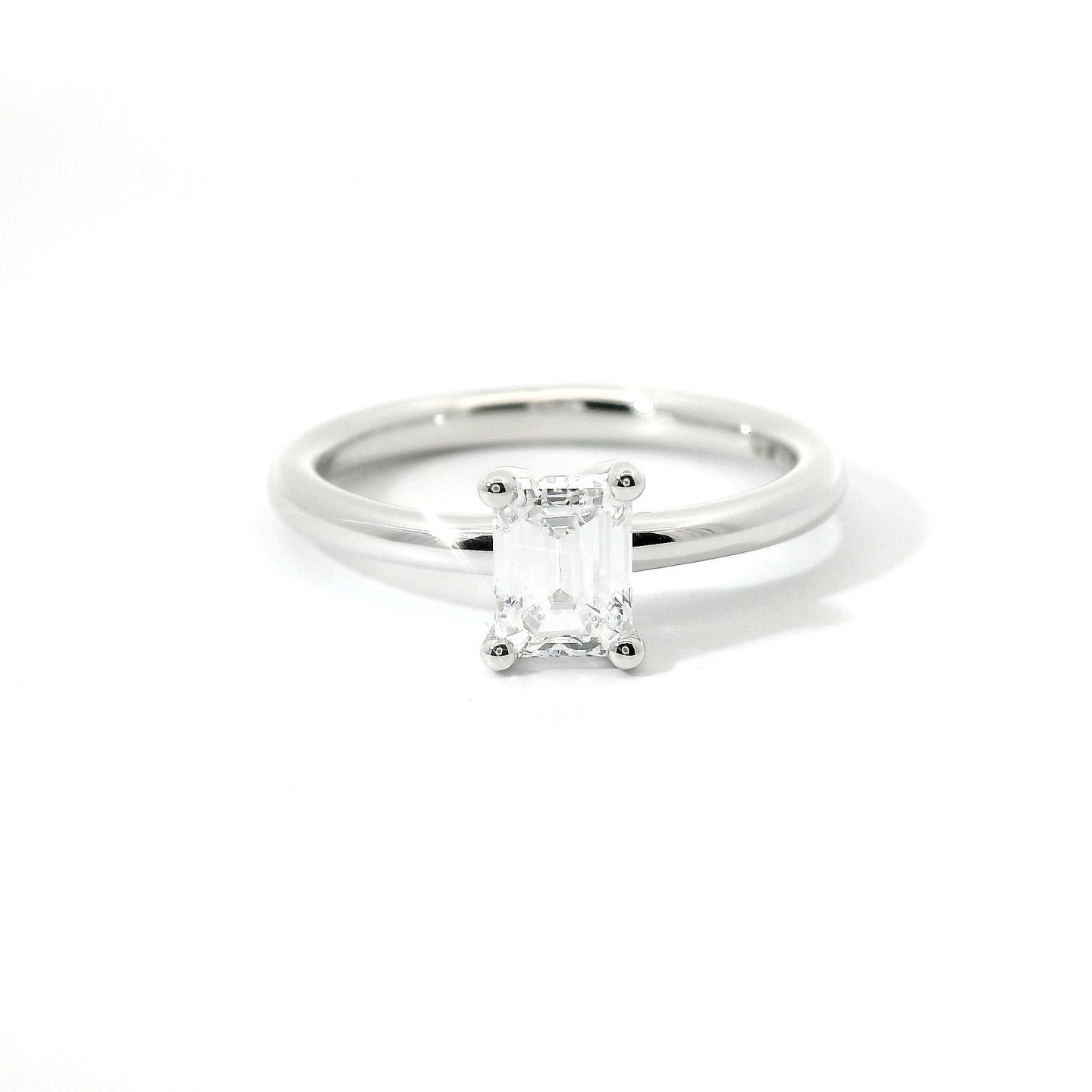 Solitaire in white gold with emerald-cut lab-grown diamond, 0.70 carats.