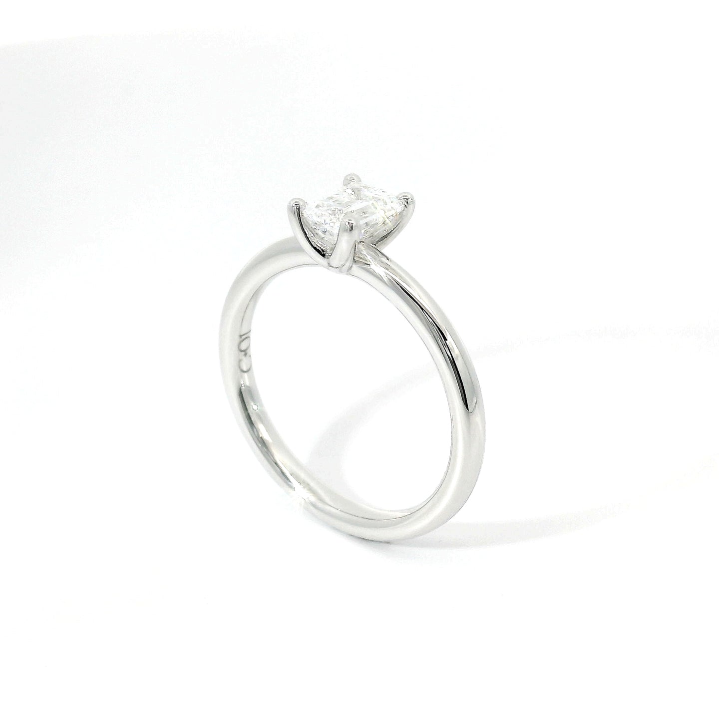 Solitario in oro bianco con diamante lab-grown taglio smeraldo, 0,70 carati.