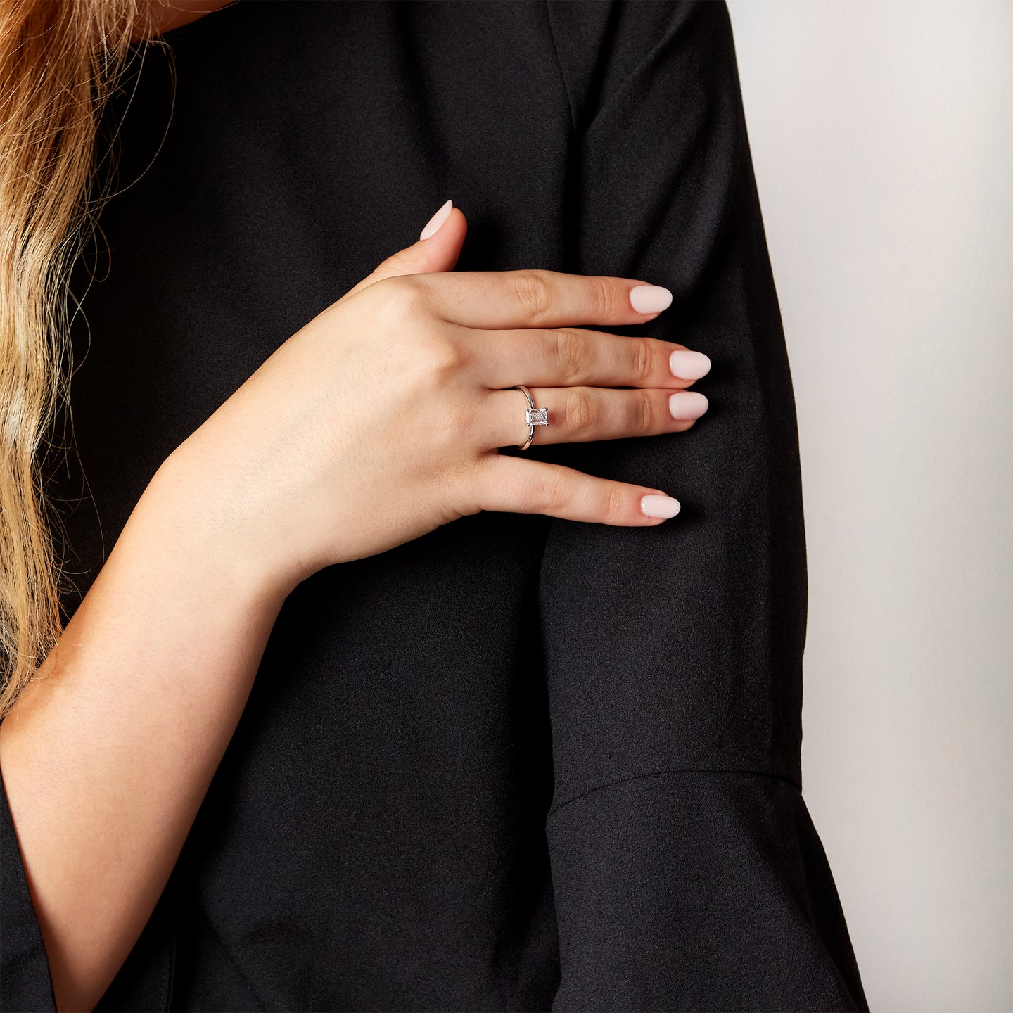 Solitaire in white gold with emerald-cut lab-grown diamond, 1.00 carats.