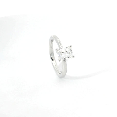 Solitaire in white gold with emerald-cut lab-grown diamond, 1.00 carats.