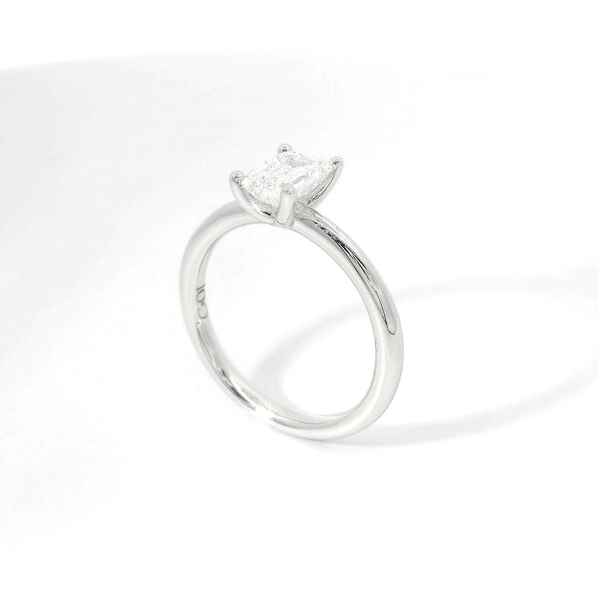 Solitaire in white gold with emerald-cut lab-grown diamond, 1.00 carats.