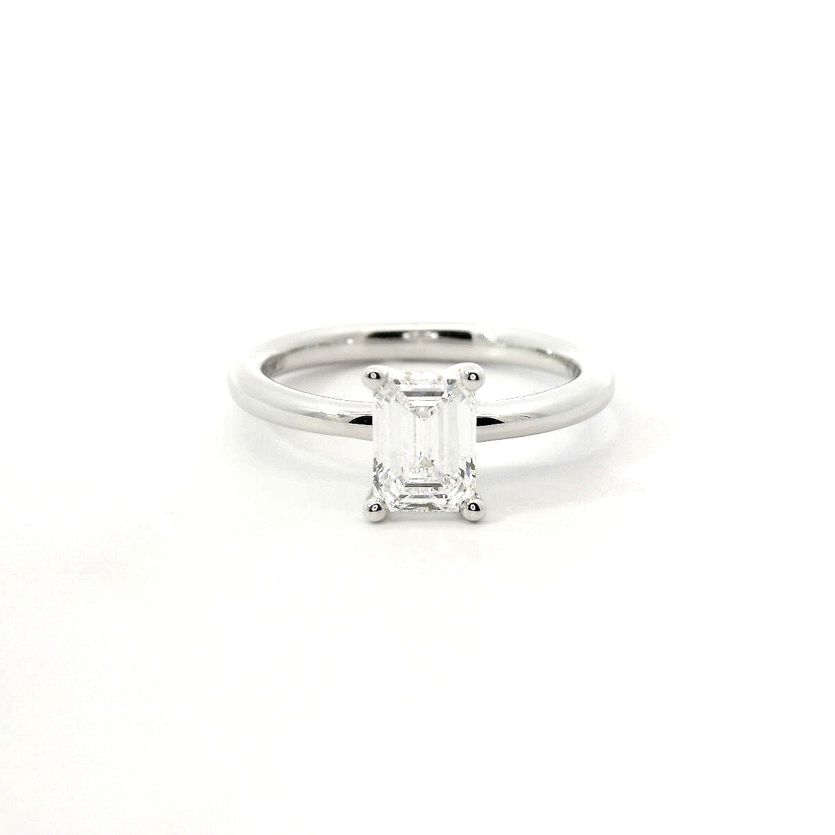 Solitaire in white gold with emerald-cut lab-grown diamond, 1.00 carats.