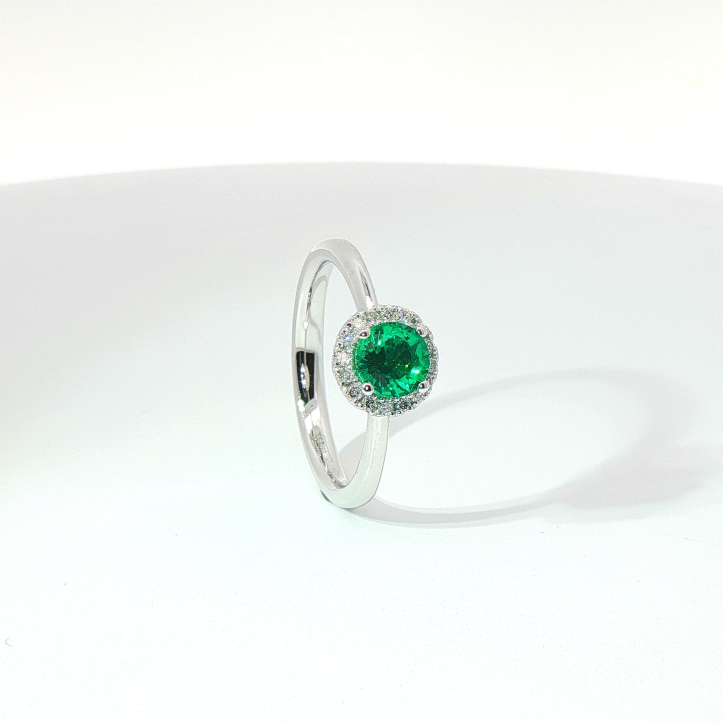 Anello in oro bianco con smeraldo Lab-Grown taglio brillante e diamanti Lab-Grown taglio brillante.