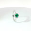 Anello in oro bianco con smeraldo Lab-Grown taglio brillante e diamanti Lab-Grown taglio brillante.
