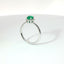 Anello in oro bianco con smeraldo Lab-Grown taglio brillante e diamanti Lab-Grown taglio brillante.
