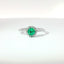 Anello in oro bianco con smeraldo Lab-Grown taglio brillante e diamanti Lab-Grown taglio brillante.