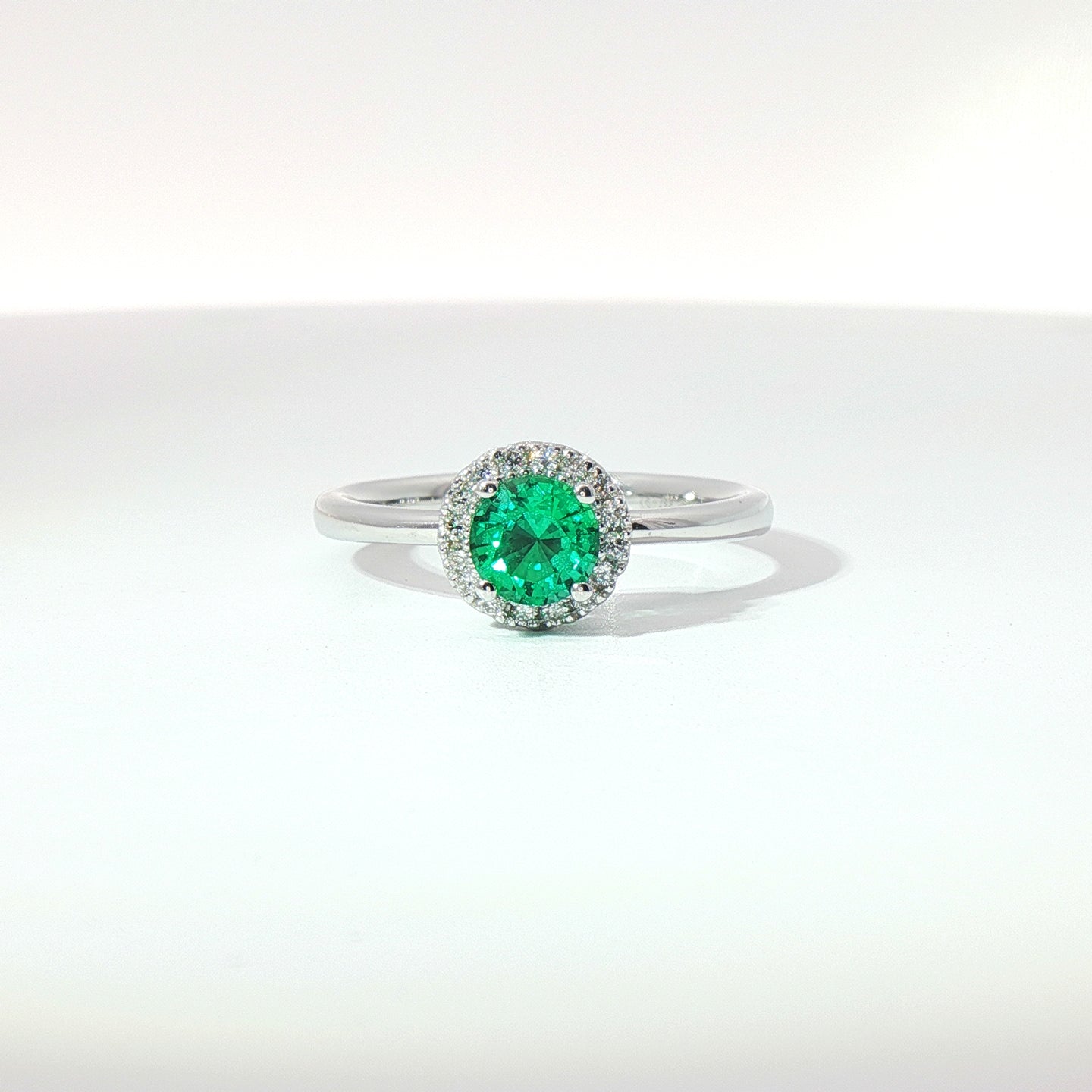 Anello in oro bianco con smeraldo Lab-Grown taglio brillante e diamanti Lab-Grown taglio brillante.