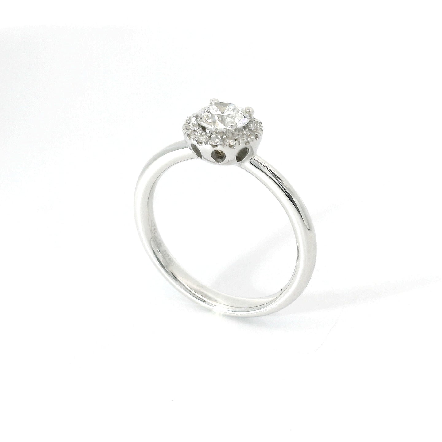 Solitario con contorno in oro bianco e diamanti lab-grown taglio brillante, 0,62 carati.