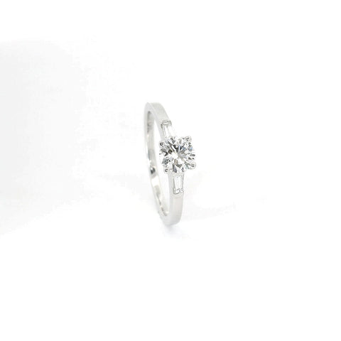 Solitario in oro bianco con diamanti lab-grown taglio brillante e taper, 0,64 carati.