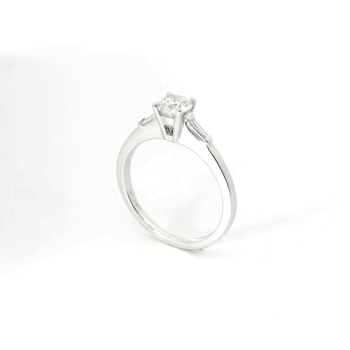 Solitario in oro bianco con diamanti lab-grown taglio brillante e taper, 0,64 carati.