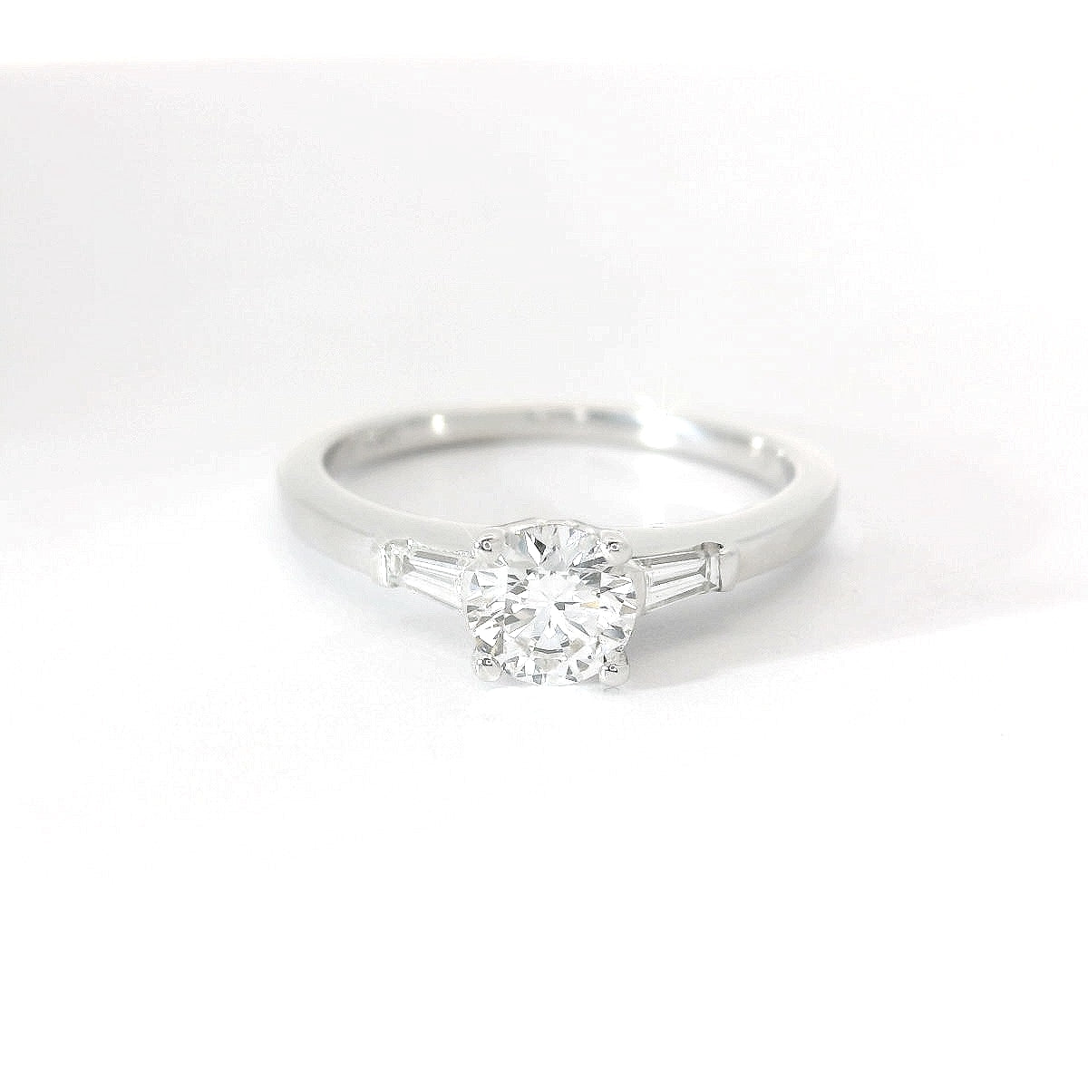 Solitario in oro bianco con diamanti lab-grown taglio brillante e taper, 0,64 carati.