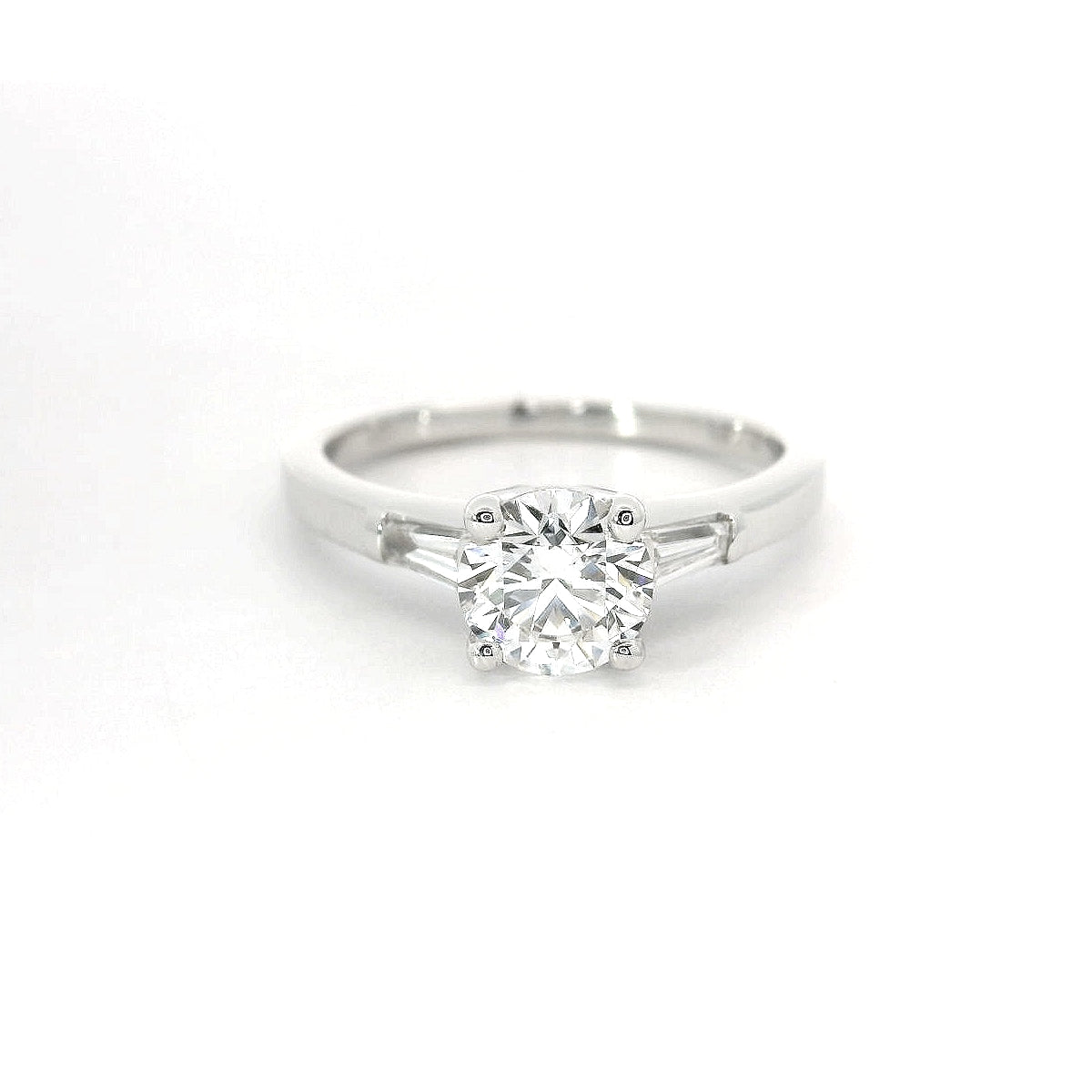 Solitario in oro bianco con diamanti lab-grown taglio brillante e taper, 1,03 carati.