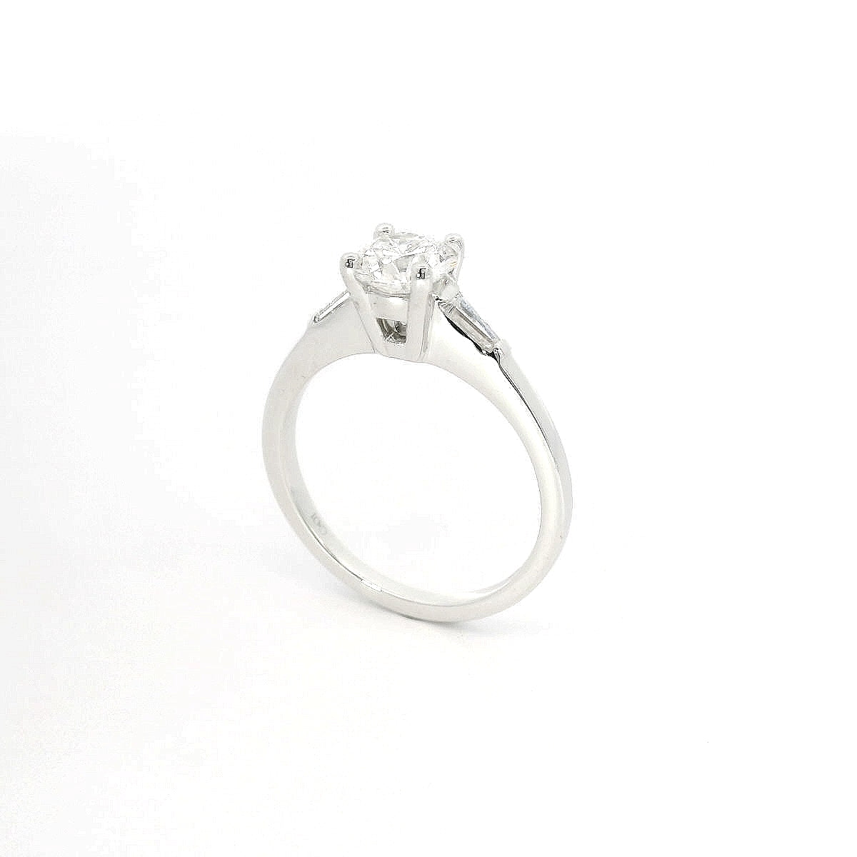 Solitario in oro bianco con diamanti lab-grown taglio brillante e taper, 1,03 carati.