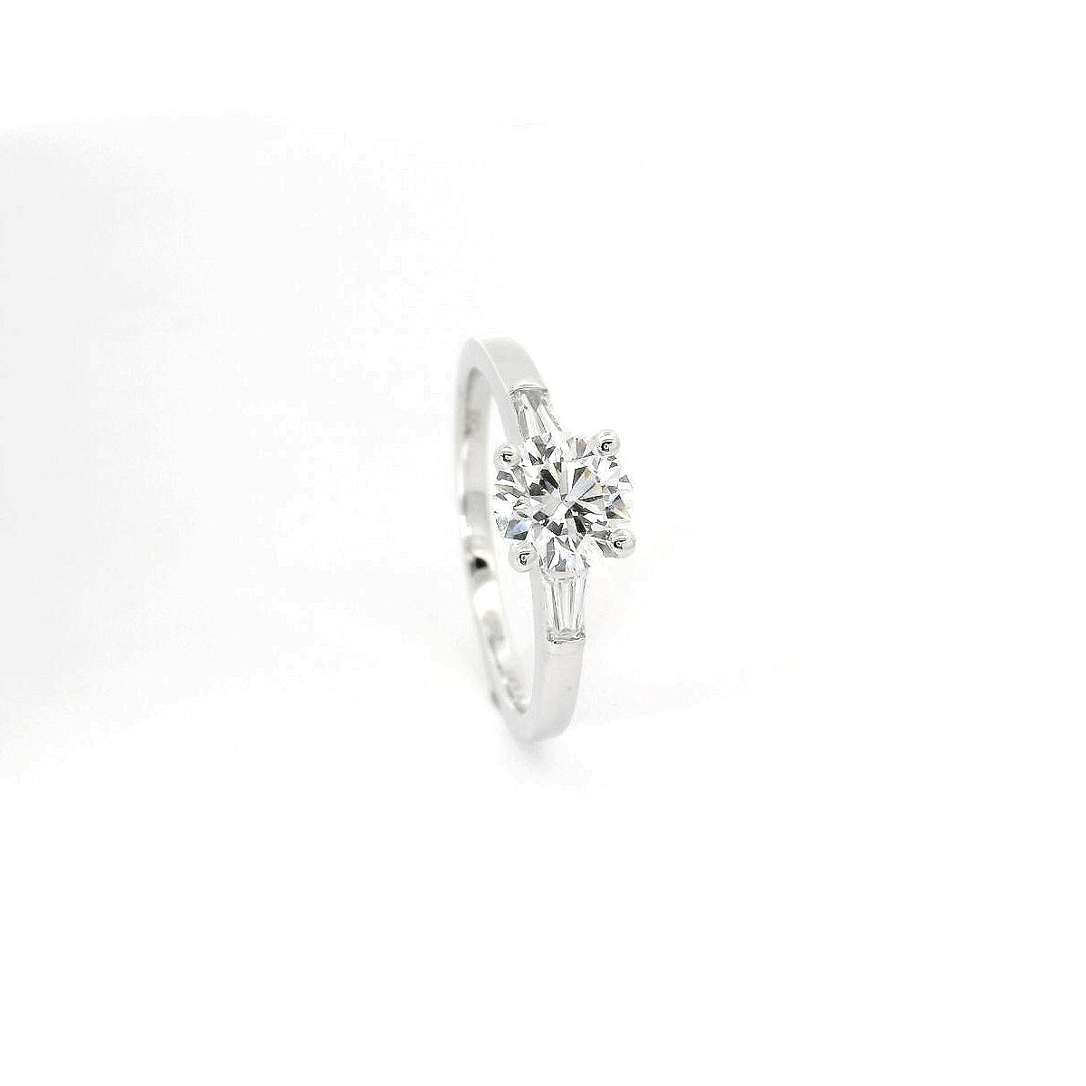 Solitario in oro bianco con diamanti lab-grown taglio brillante e taper, 1,03 carati.