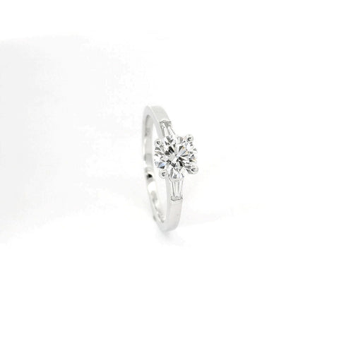 Solitario in oro bianco con diamanti lab-grown taglio brillante e taper, 1,03 carati.