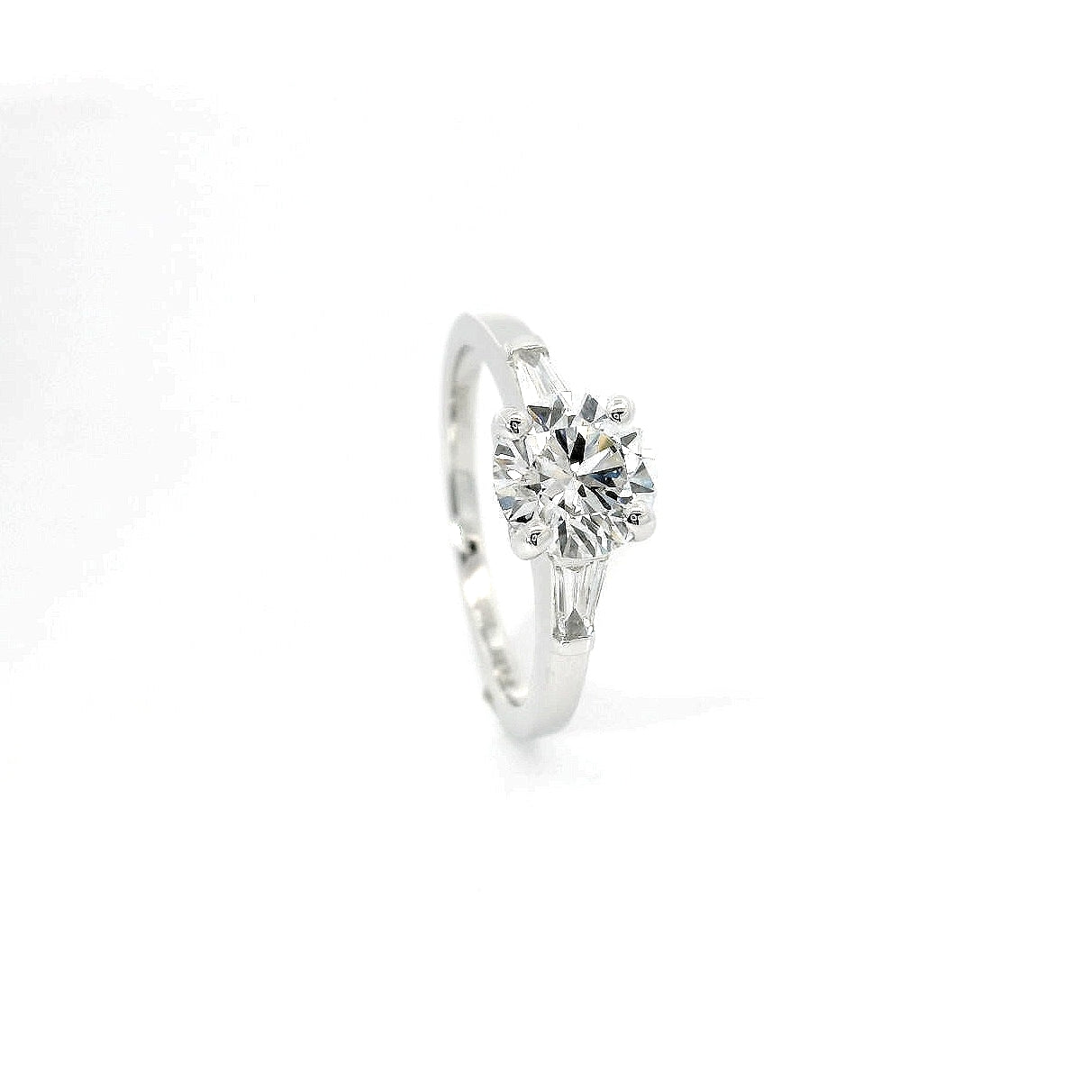 Solitario in oro bianco con diamanti lab-grown taglio brillante e taper, 1,44 carati.