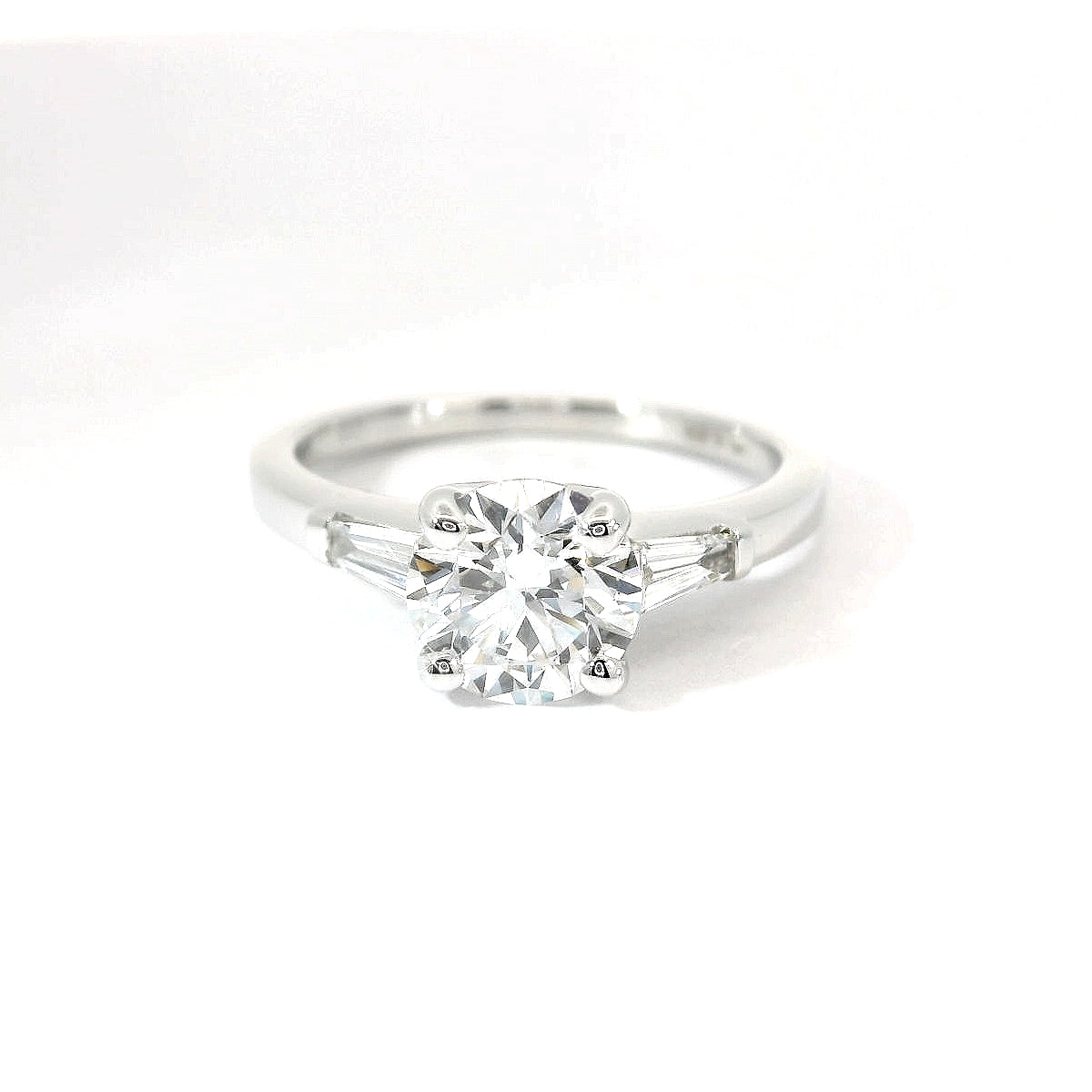 Solitario in oro bianco con diamanti lab-grown taglio brillante e taper, 1,44 carati.