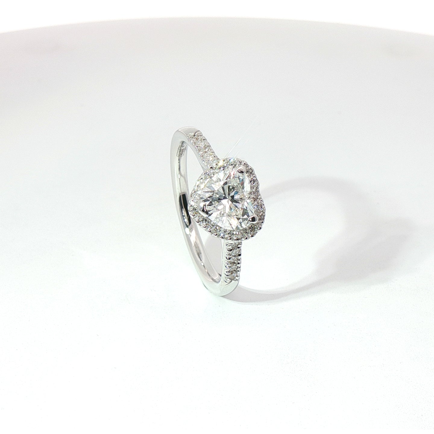 Anello in oro bianco con diamanti Lab-Grown taglio cuore e brillante, 1,06.