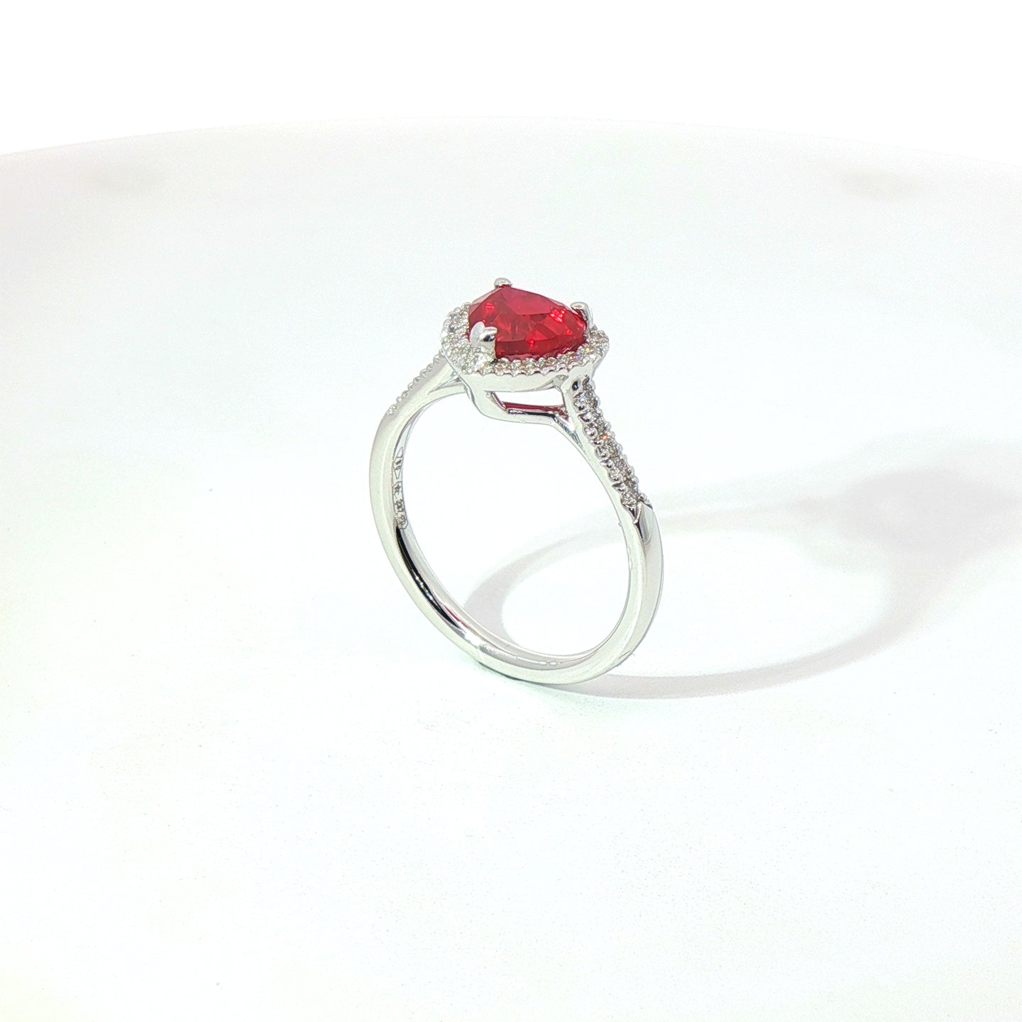 Anello in oro bianco con rubino Lab-Grown taglio cuore e diamanti Lab-Grown taglio brillante.