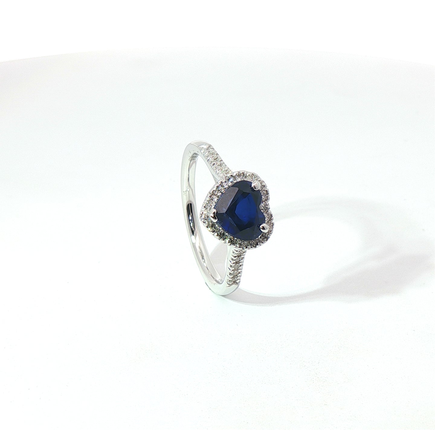 Anello in oro bianco con zaffiro Lab-Grown taglio cuore e diamanti Lab-Grown taglio brillante.