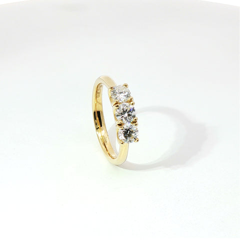 Anello Trilogy in oro giallo con diamanti Lab-Grown taglio brillante, 0,92 carati.