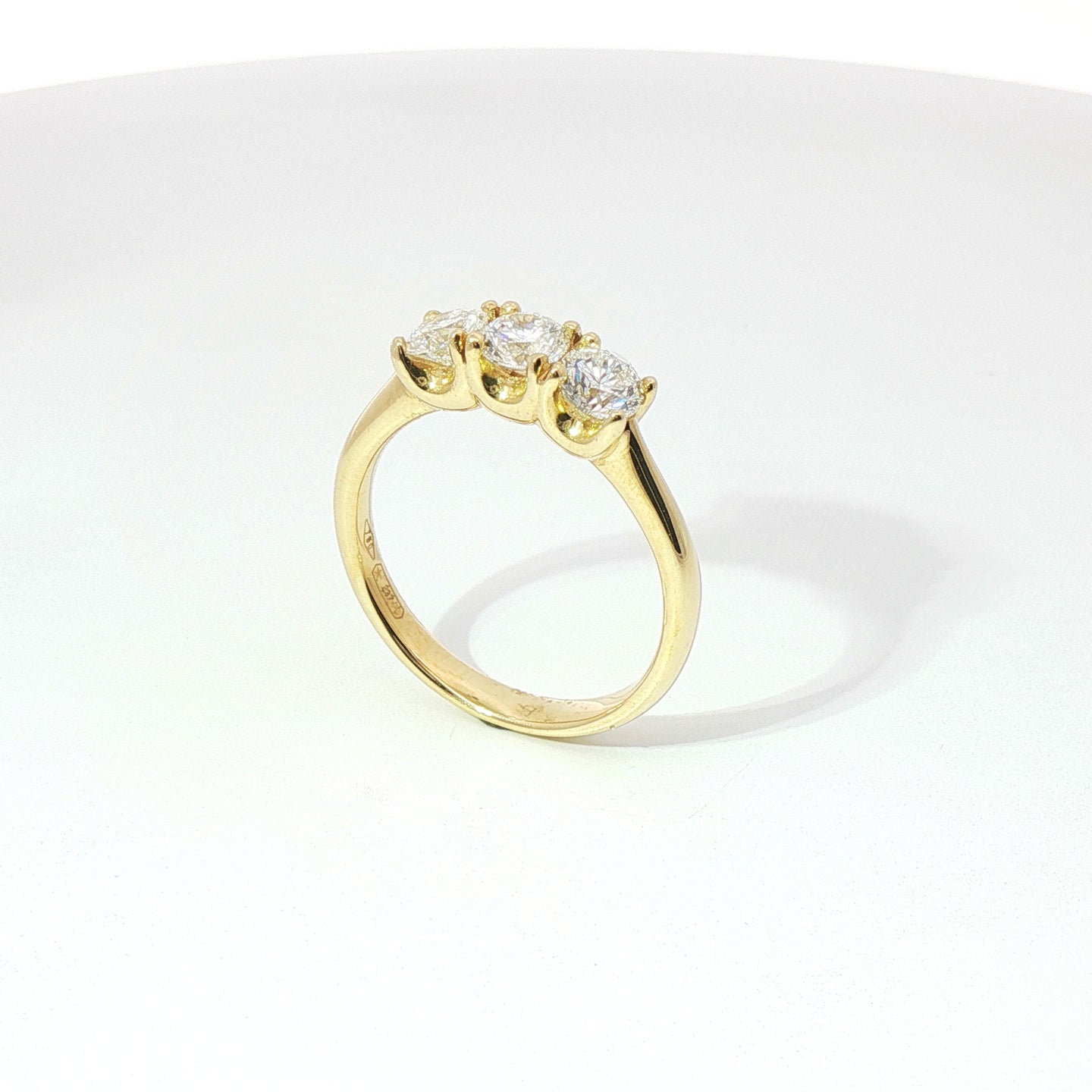 Anello Trilogy in oro giallo con diamanti Lab-Grown taglio brillante, 0,92 carati.