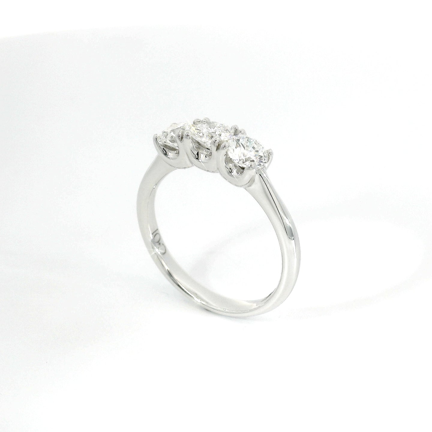 White gold trilogy with brilliant-cut lab-grown diamonds, 0.98 carats.