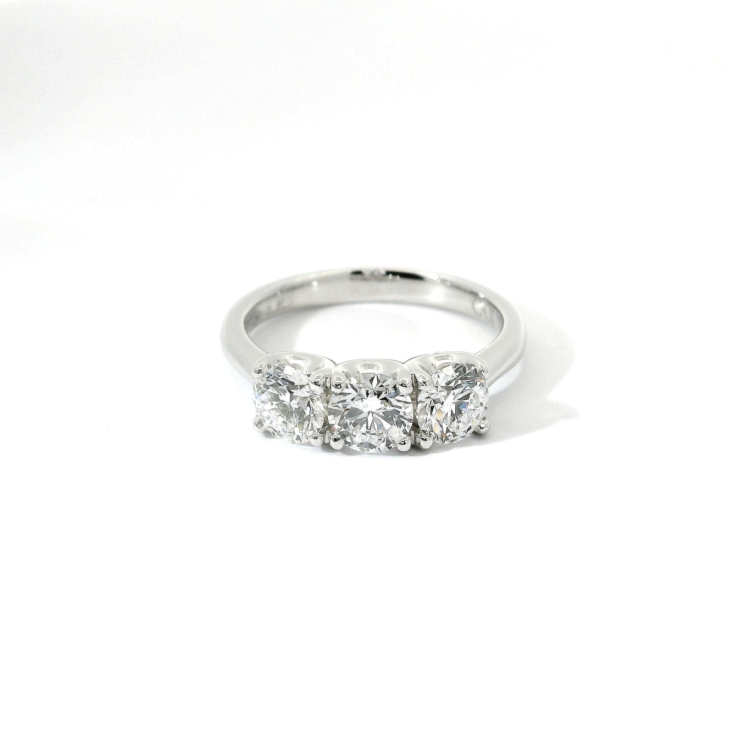 Trilogy in oro bianco con diamanti lab-grown taglio brillante, 1,53 carati.