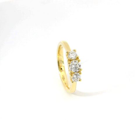 Anello trilogy in oro giallo e diamanti Lab-grown taglio brillante, 0,60 carati.